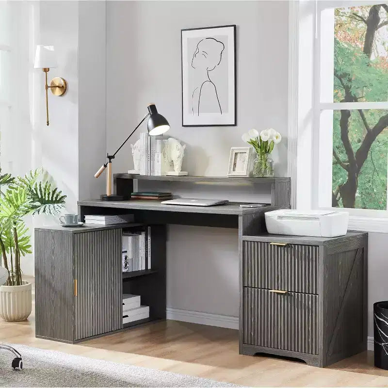 Bureau d'angle moderne en L de 67 pouces avec armoire de rangement et tiroirs, bureau d'ordinateur en bois avec prises de courant, bureau à hauteur réglable