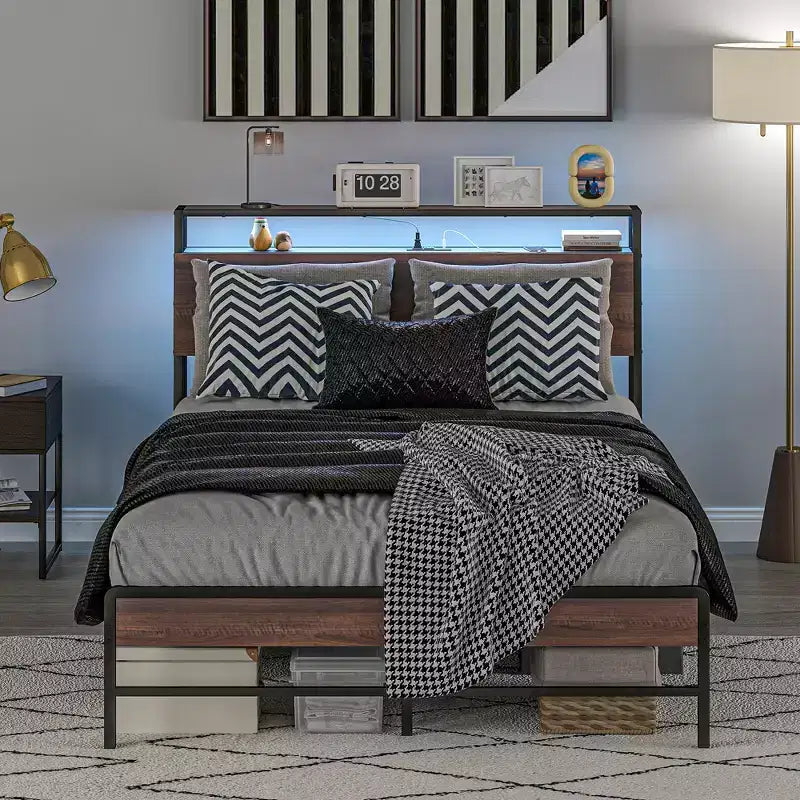 Cadre de lit HOMCOM avec tête de lit, cadre de lit double avec lumières, station de charge, étagère de rangement, silencieux et sans sommier tapissier, Noyer