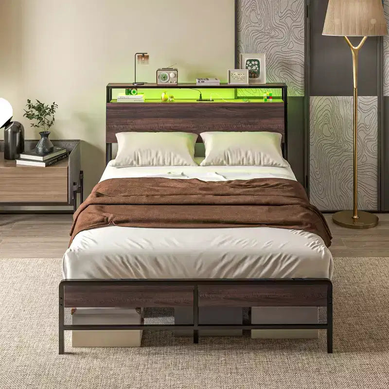 Cadre de lit HOMCOM avec tête de lit, cadre de lit double avec lumières, station de charge, étagère de rangement, silencieux et sans sommier tapissier, Noyer
