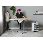 Table pour machine à coudre et de découpe Studio Designs, avec revêtement en poudre blanc
