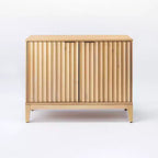 Meuble de rangement 2 portes festonnées en bois Thousand Oaks - Threshold conçu avec Studio McGee