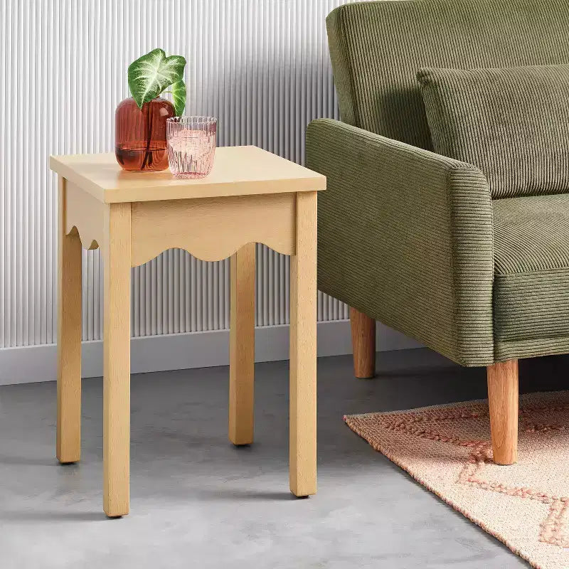 Table d'appoint à bords festonnés ondulés blanc – Room Essentials
