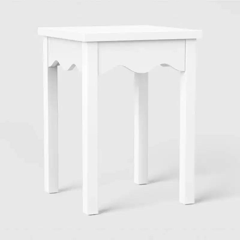 Table d'appoint à bords festonnés ondulés blanc – Room Essentials