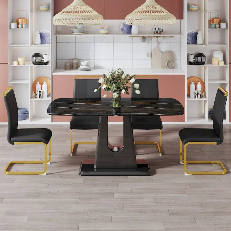 Table à manger. Plateau en imitation marbre noir. Pieds en MDF noir, lignes dorées, base noire.