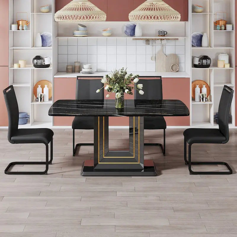 Table à manger. Plateau en imitation marbre noir. Pieds en MDF noir, lignes dorées, base noire.