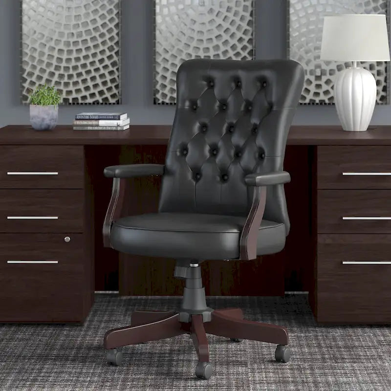 Chaise de bureau capitonnée à dossier haut Salinas avec accoudoirs par Bush Furniture