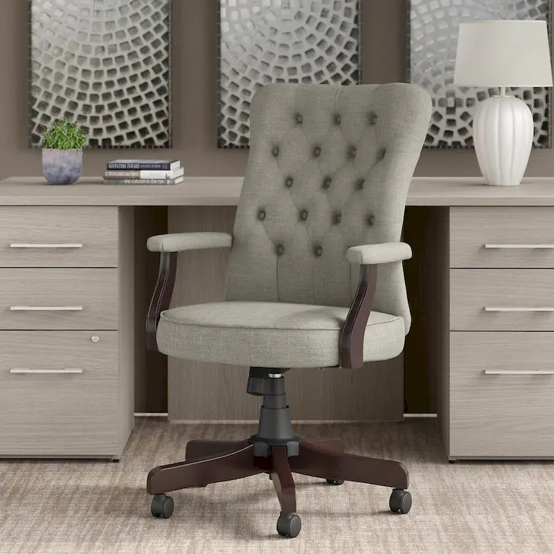 Chaise de bureau capitonnée à dossier haut Salinas avec accoudoirs par Bush Furniture
