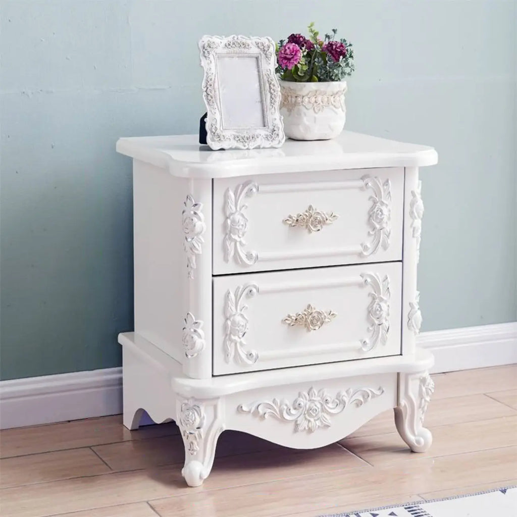 Table de chevet traditionnelle en bois blanc sculpté à 3 tiroirs