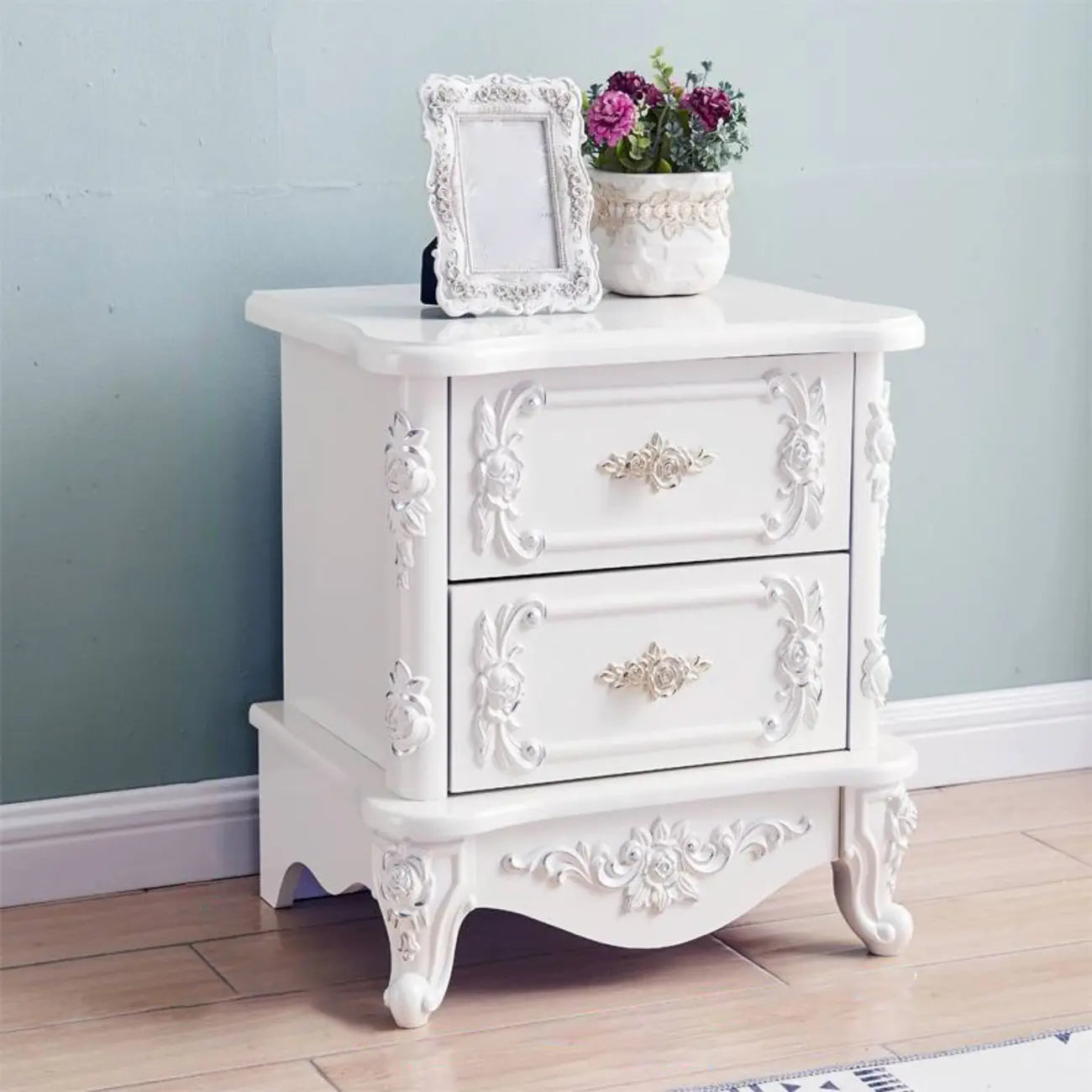 Table de chevet traditionnelle en bois blanc sculpté à 3 tiroirs