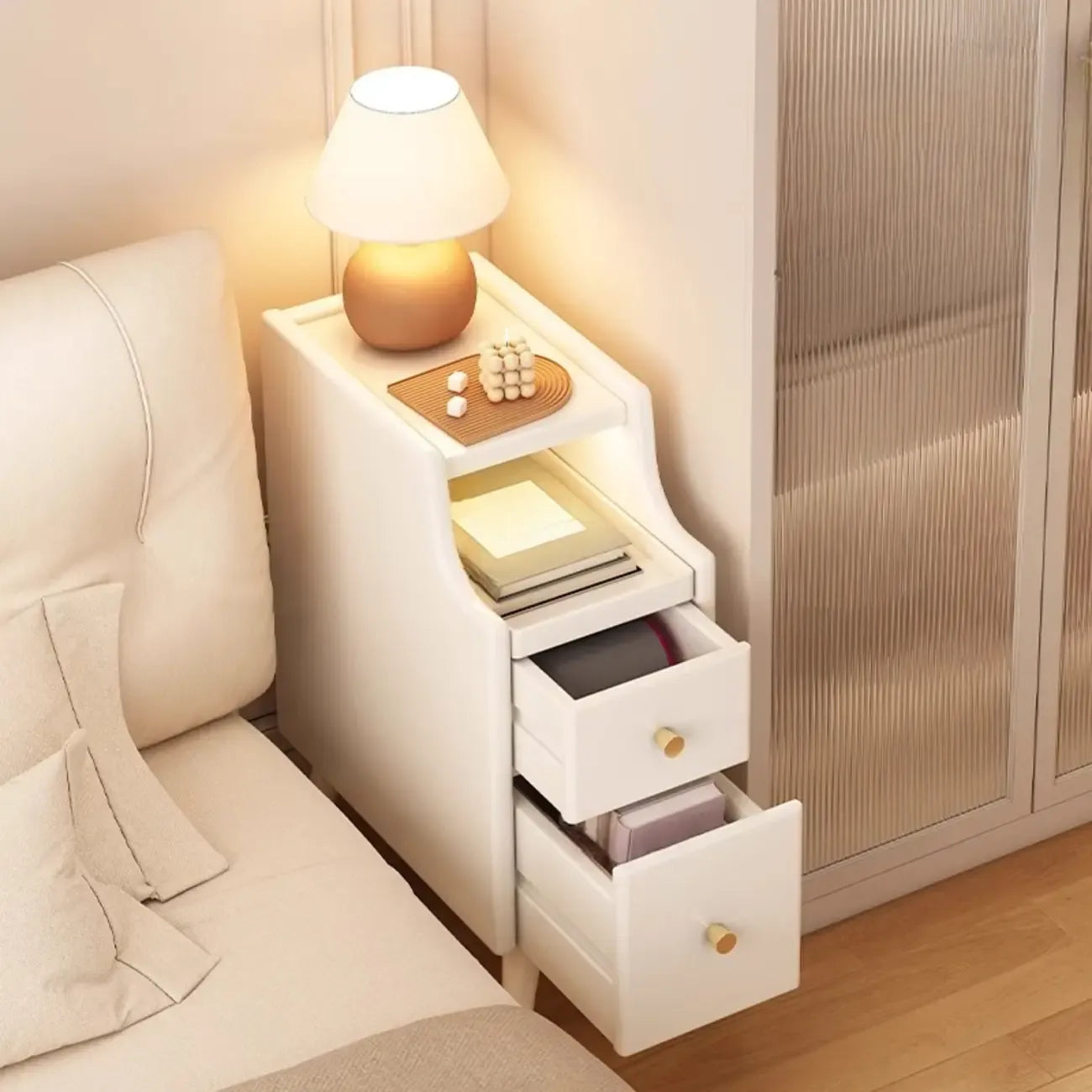 Tables de chevet étroites en bois blanc avec tiroirs